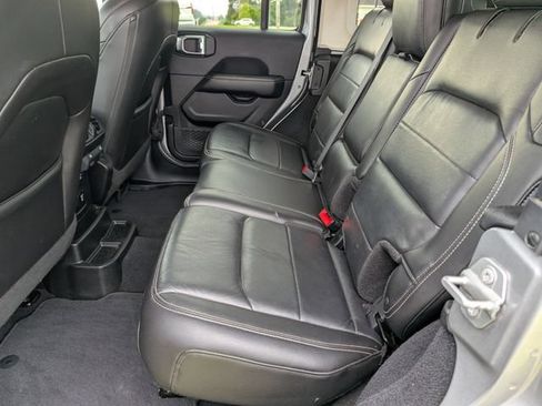 Used 2018 Jeep Wrangler Unlimited Sahara AWD/4WD image 11
