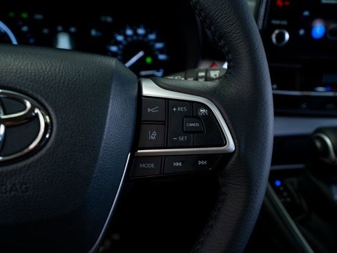 Used 2025 Toyota Sienna XLE image 32