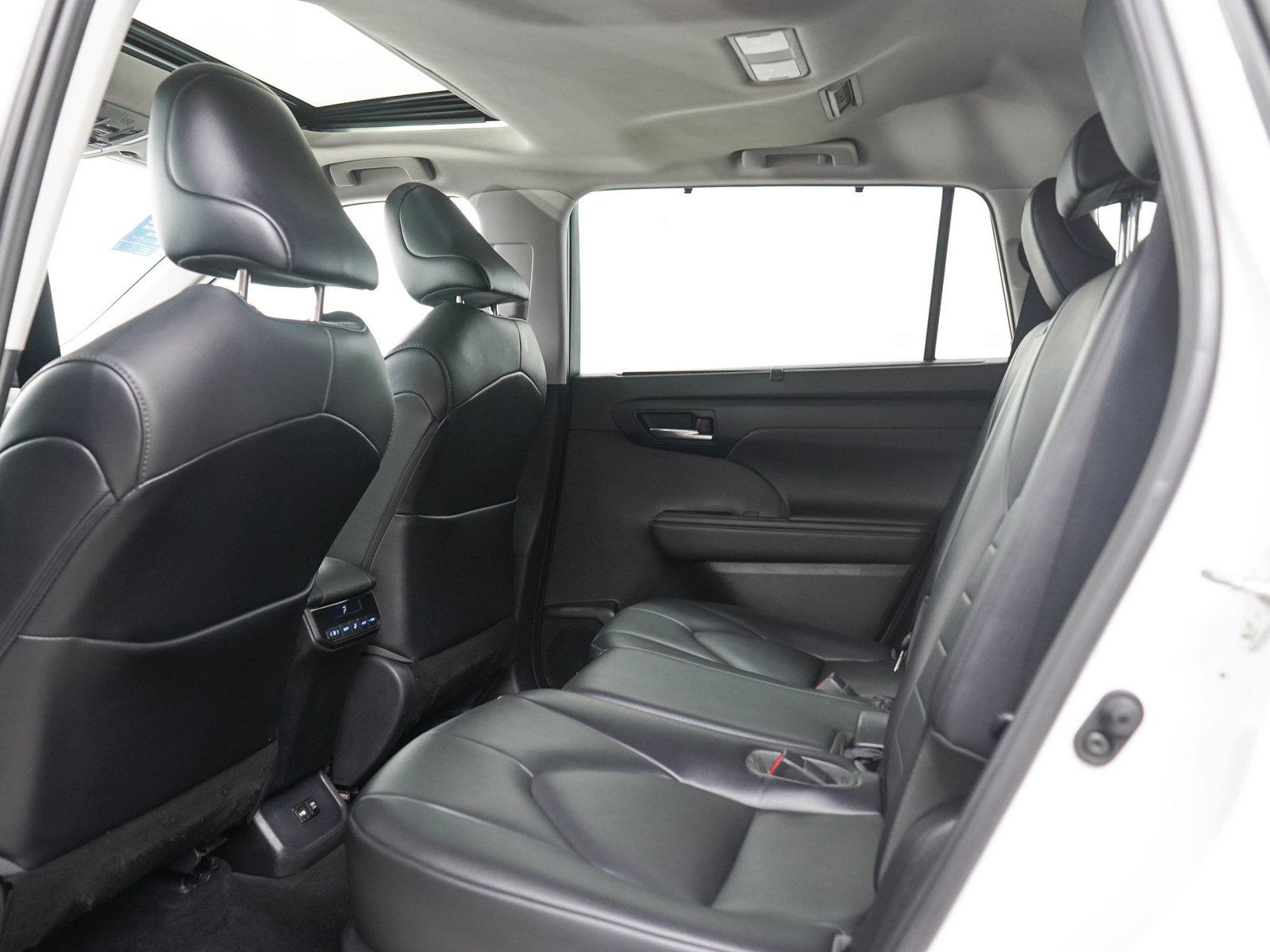 Used 2021 Toyota Highlander XLE AWD/4WD image 16