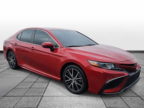 Used 2021 Toyota Camry SE image 3