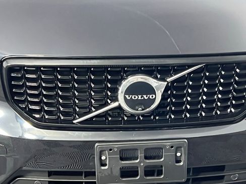 Used 2025 Volvo XC40 B5 Plus image 12