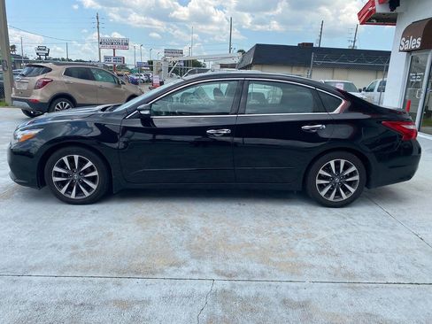 Used 2017 Nissan Altima 2.5 SV w/ Convenience Package FWD image 3