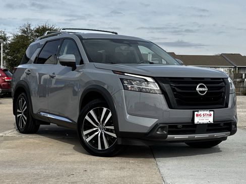 Used 2023 Nissan Pathfinder Platinum image 2