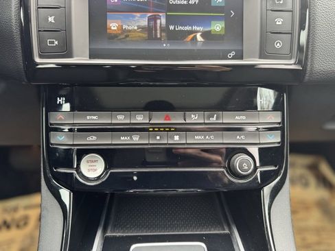 Used 2018 Jaguar XE Premium image 28