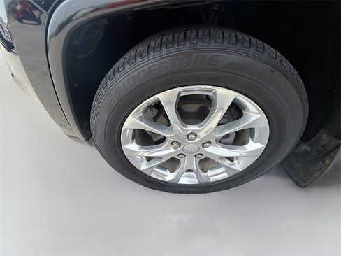 Used 2019 Jeep Grand Cherokee Overland w/ Jeep Active Safety Group image 32