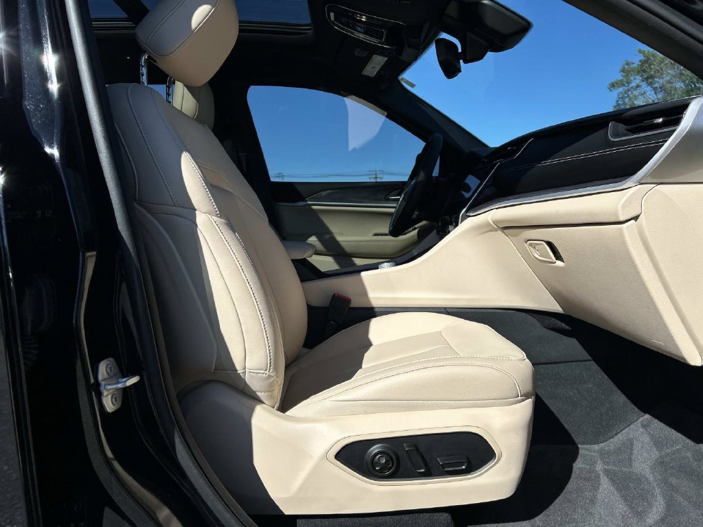 Certified 2024 Jeep Grand Cherokee Limited w/ Black Appearance Package AWD/4WD image 19