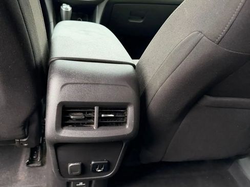 Used 2018 Chevrolet Equinox LT FWD image 16