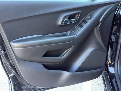 Used 2022 Chevrolet Trax LT w/ Midnight Edition AWD/4WD image 12