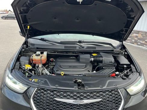Used 2022 Chrysler Pacifica Touring image 24