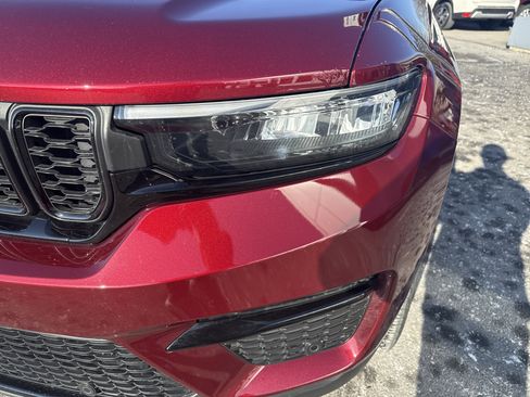 Used 2023 Jeep Grand Cherokee Limited w/ Luxury Tech Group II image 9