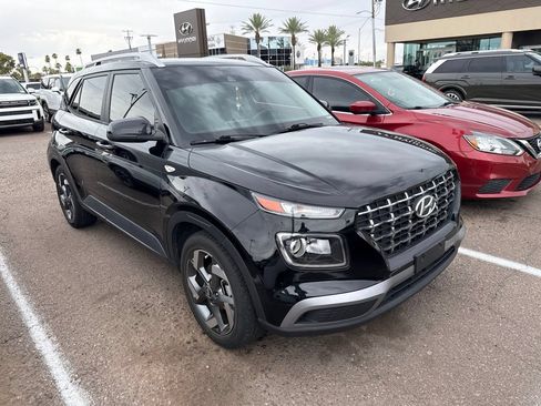 Used 2022 Hyundai Venue SEL FWD image 2