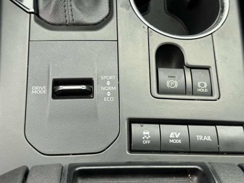 Used 2021 Toyota Highlander XLE AWD/4WD image 29