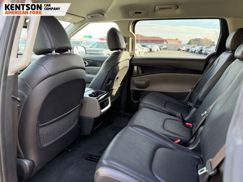 Used 2025 Kia Carnival image 38
