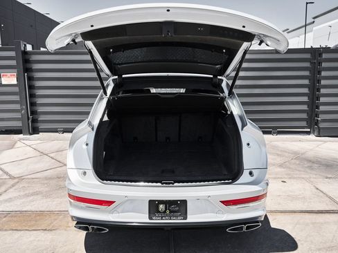 Used 2021 Bentley Bentayga AWD/4WD image 16