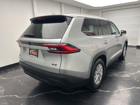 Used 2024 Toyota Grand Highlander XLE image 2