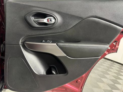 Used 2019 Jeep Cherokee Latitude w/ Popular Appearance Group FWD image 39