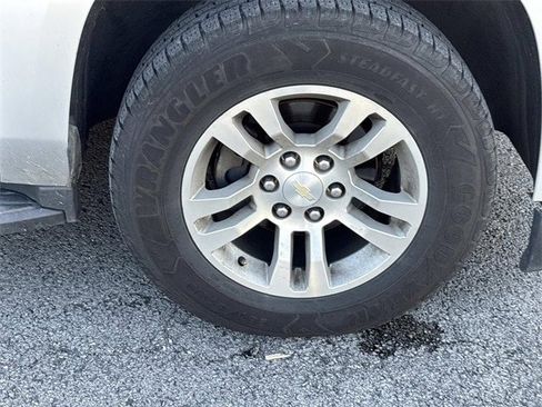 Used 2017 Chevrolet Suburban LT image 9