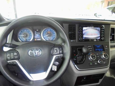 Used 2020 Toyota Sienna LE image 6