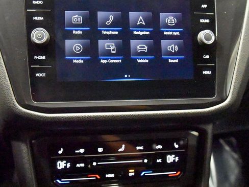 Used 2022 Volkswagen Tiguan SE image 15