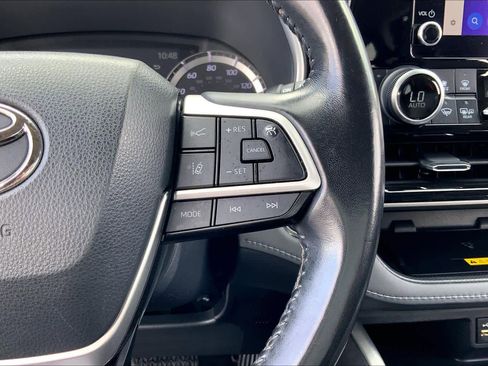 Used 2023 Toyota Highlander XLE image 24