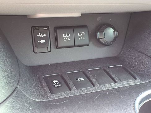 Used 2018 Toyota Highlander Limited FWD image 31