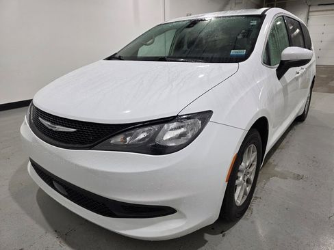 Used 2022 Chrysler Voyager LX image 8