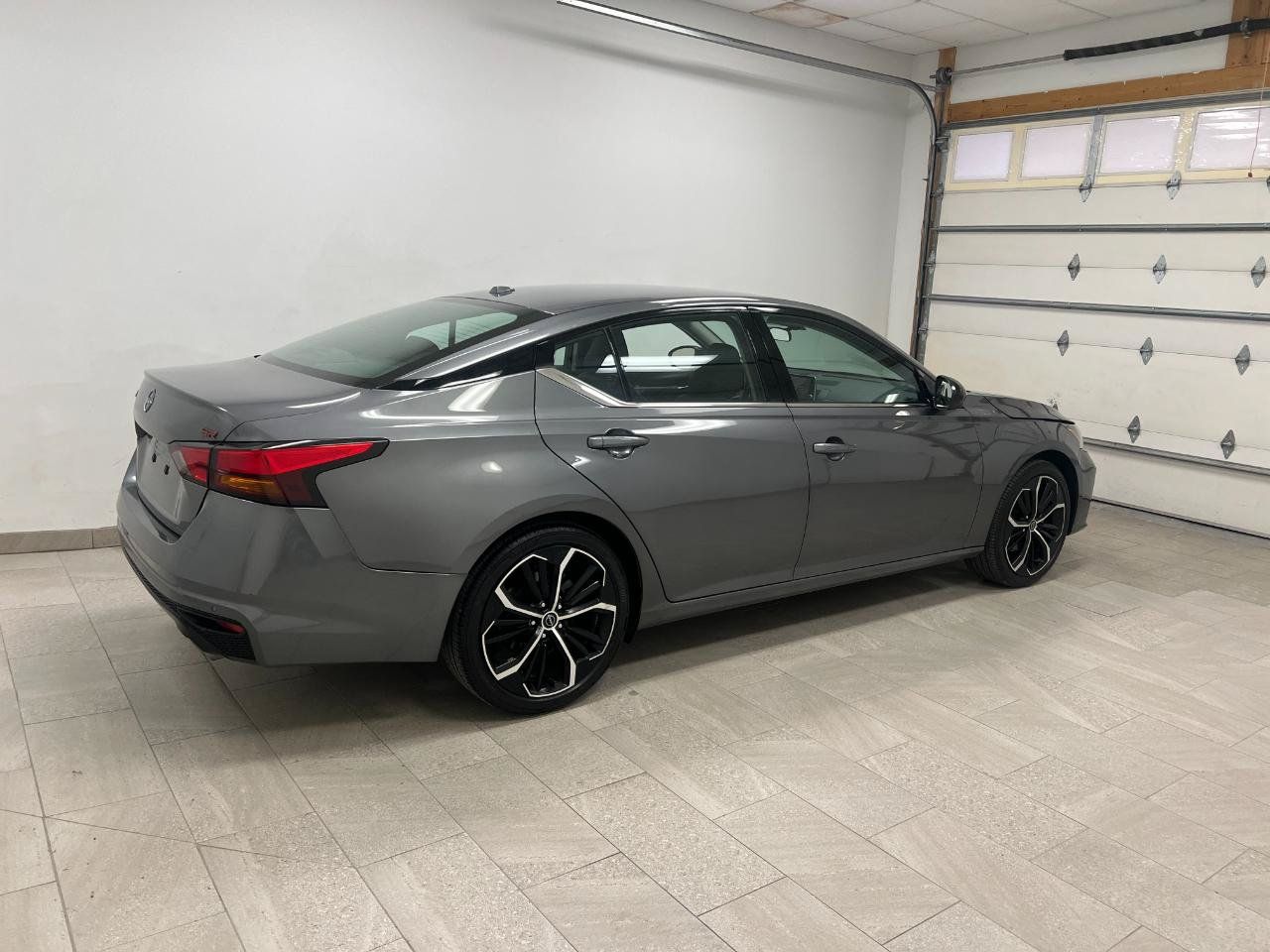 Used 2025 Nissan Altima 2.5 SR FWD image 9