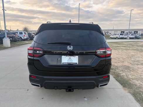 Certified 2025 Honda Pilot Black Edition image 4