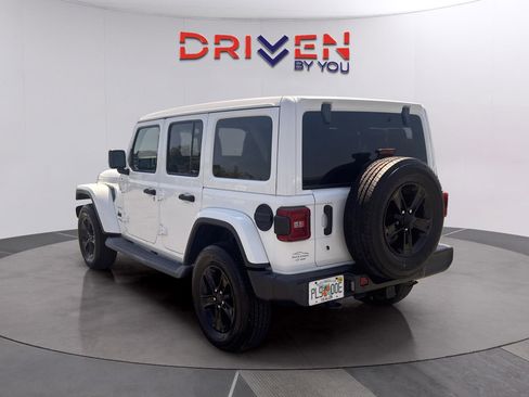 Used 2019 Jeep Wrangler Unlimited Sahara AWD/4WD image 3