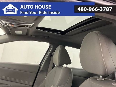 Used 2025 Hyundai Elantra SEL image 14