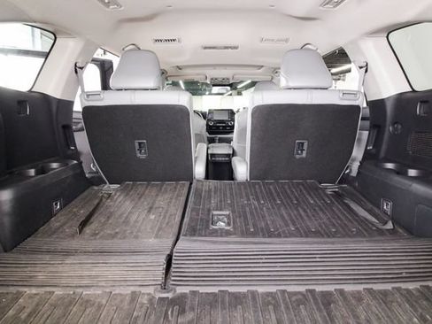 Used 2021 Toyota Highlander XLE AWD/4WD image 24
