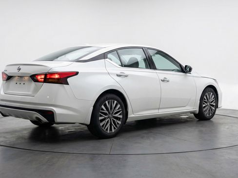 Used 2025 Nissan Altima 2.5 SV FWD image 9