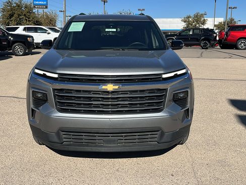 Used 2025 Chevrolet Traverse LT image 2