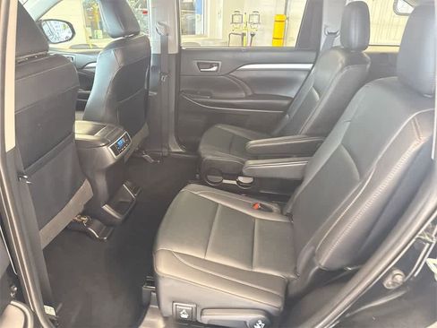 Used 2019 Toyota Highlander XLE image 21