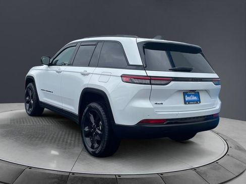 Used 2023 Jeep Grand Cherokee Altitude image 3