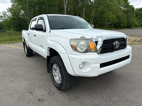 Used 2011 Toyota Tacoma 4x4 Double Cab w/ TRD Off-Road Pkg image 3