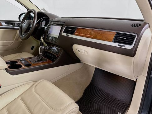 Used 2013 Volkswagen Touareg TDI image 31