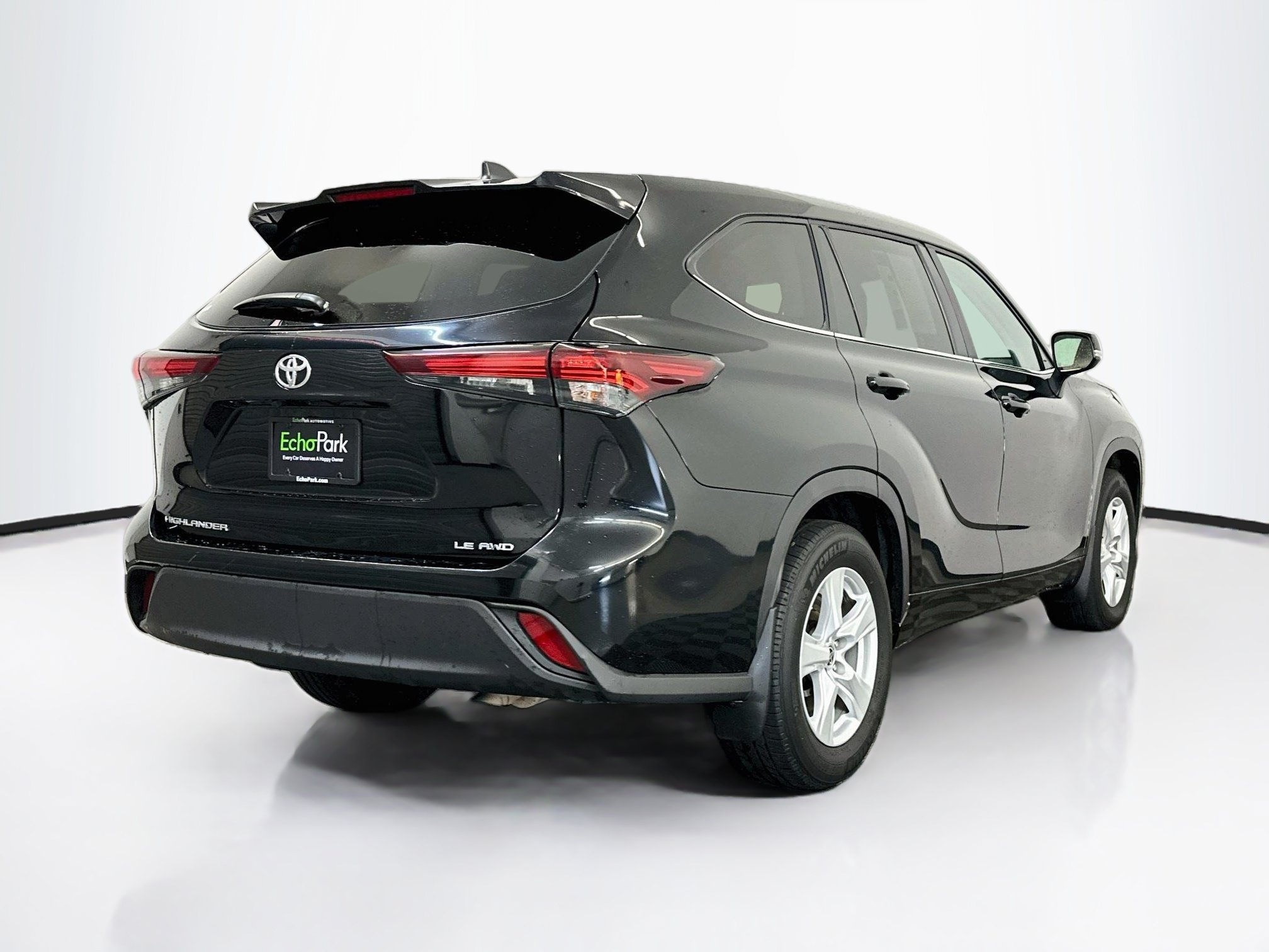 Used 2025 Toyota Highlander LE AWD/4WD image 9