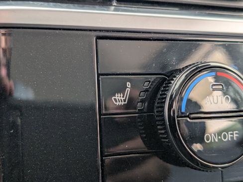 Used 2024 Nissan Pathfinder SV image 34