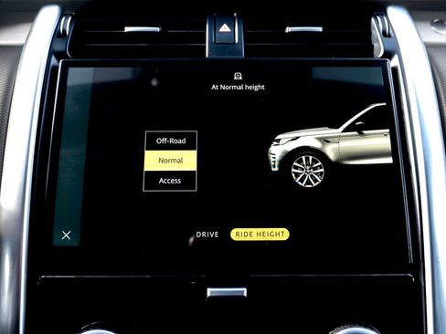 Certified 2024 Land Rover Discovery Dynamic SE image 27