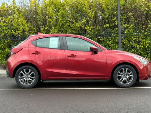 Used 2020 Toyota Yaris XLE image 3