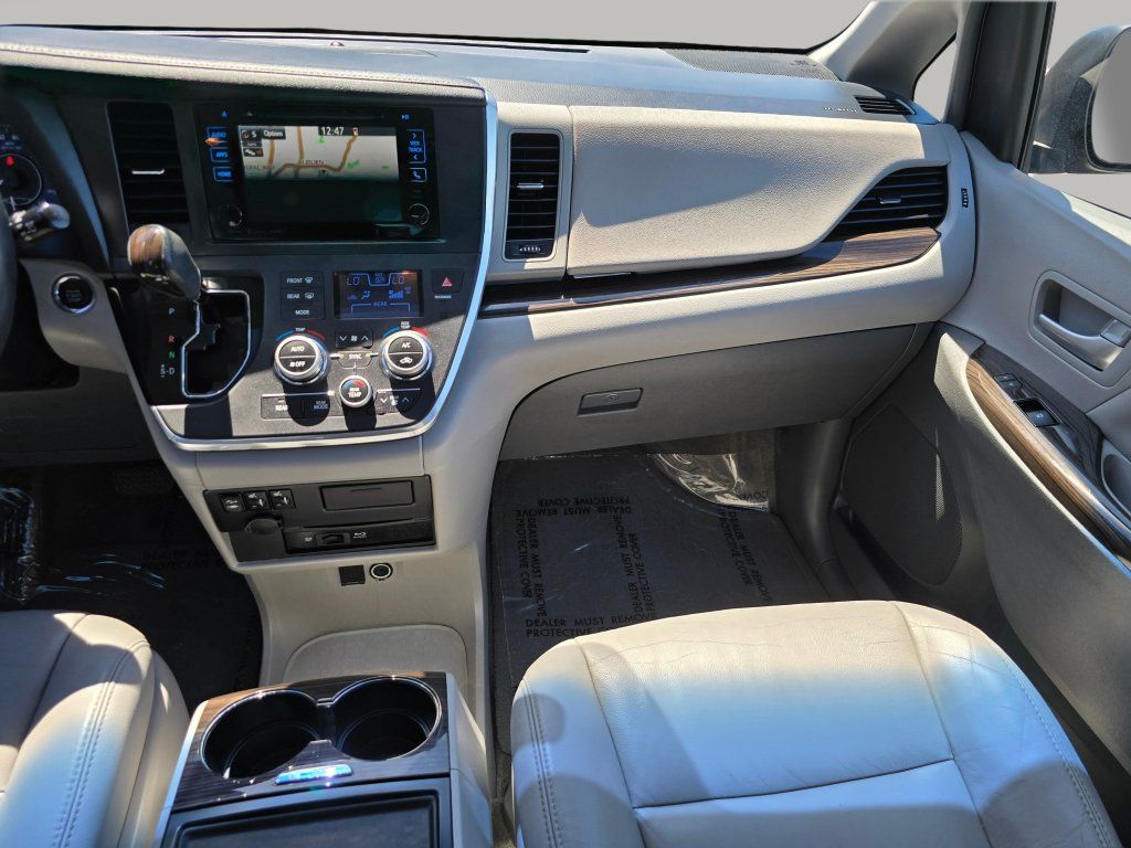 Used 2017 Toyota Sienna XLE Premium FWD image 4