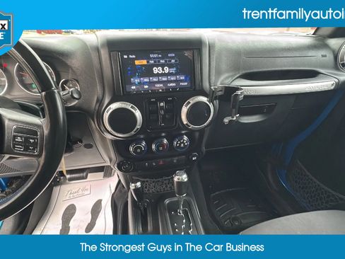 Used 2015 Jeep Wrangler Unlimited Rubicon w/ Connectivity Group image 27