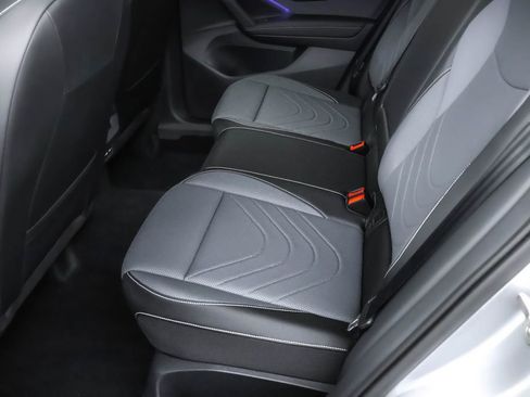 Used 2025 Volkswagen Tiguan SE image 17