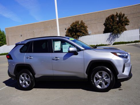 Used 2025 Toyota RAV4 XLE AWD/4WD image 4