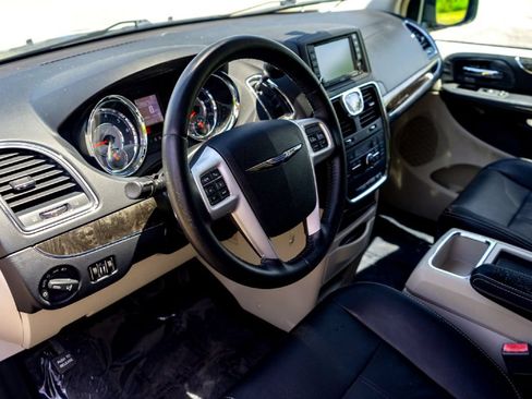 Used 2015 Chrysler Town & Country Touring FWD image 10