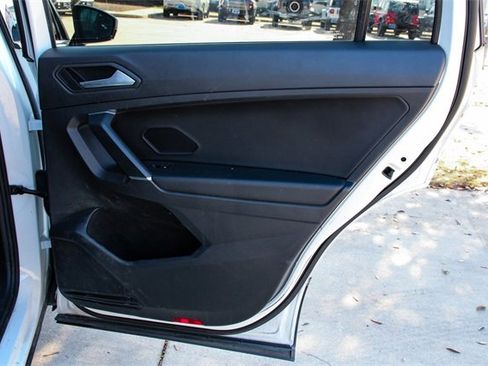 Used 2020 Volkswagen Tiguan SE w/ Panoramic Sunroof Package image 33