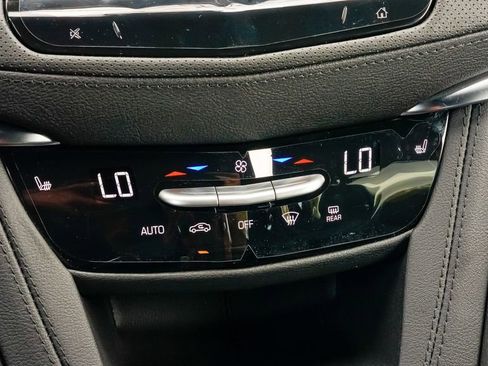 Certified 2025 Cadillac XT6 Luxury image 30