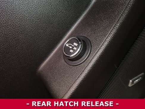 Used 2023 Chevrolet Traverse RS image 8