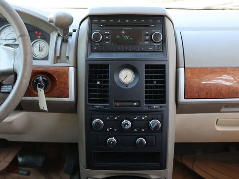 Used 2008 Chrysler Town & Country Touring image 30